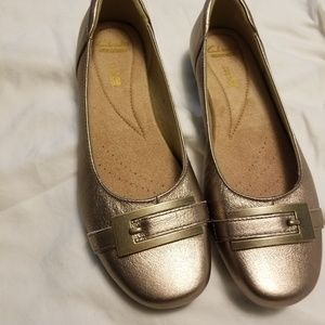 Clarks Walking Flats in Pale Gold